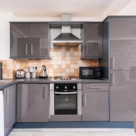 With & Super Fast Wifi- Ideal For Leisure Contractors Apartment *