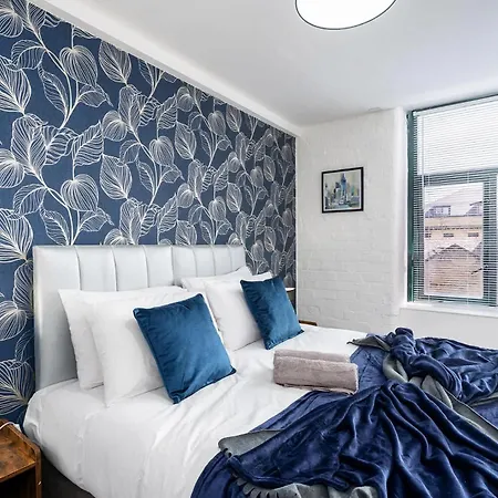 With & Super Fast Wifi- Ideal For Leisure Contractors Apartment Bradford (West Yorkshire)