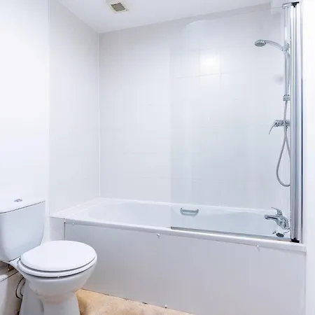 With & Super Fast Wifi- Ideal For Leisure Contractors Apartment Bradford (West Yorkshire)