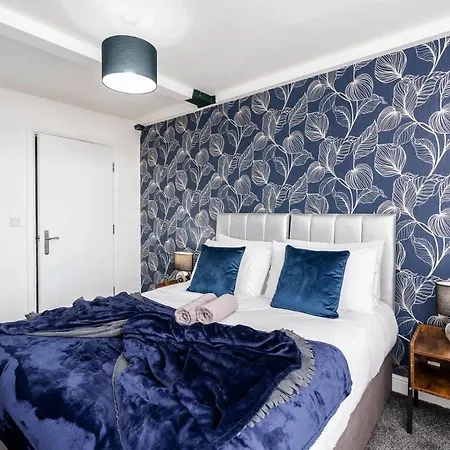 With & Super Fast Wifi- Ideal For Leisure Contractors Apartment